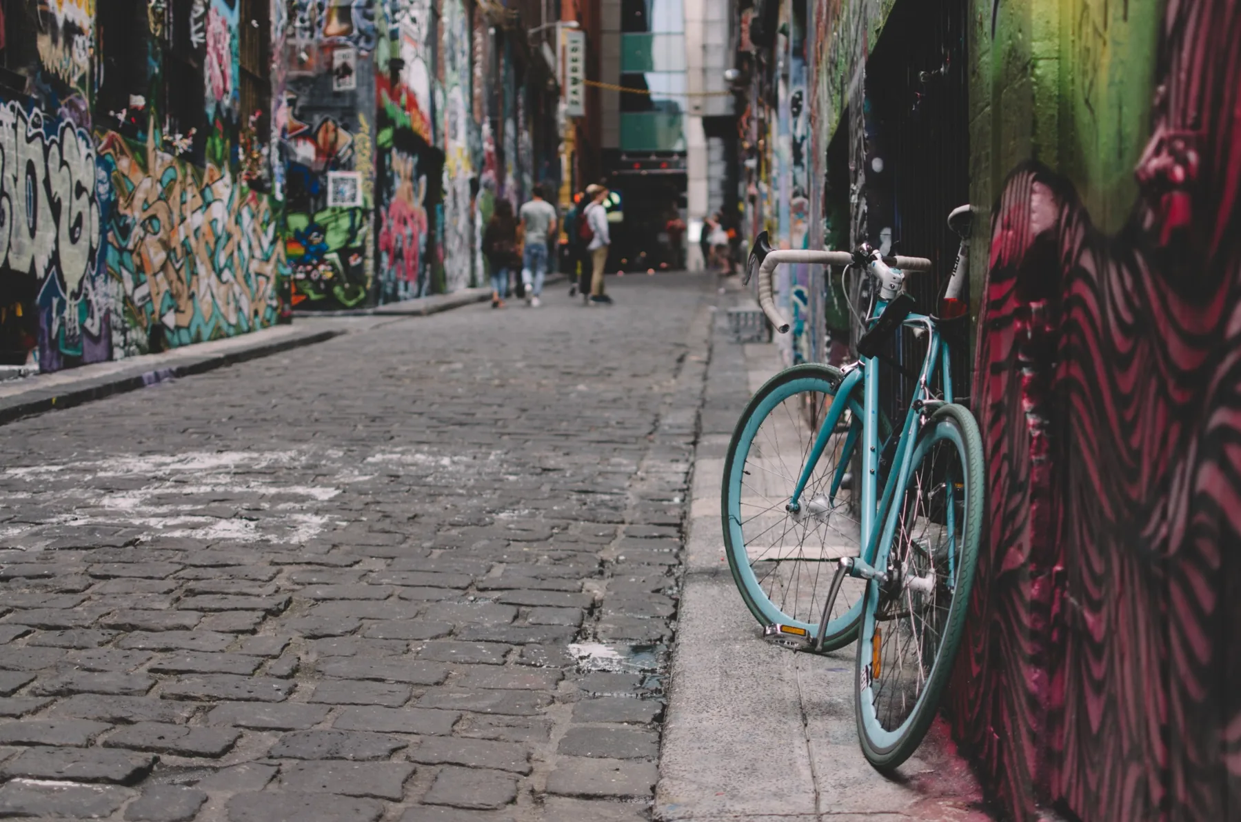 Bicicleta estacionada en una calle estrecha