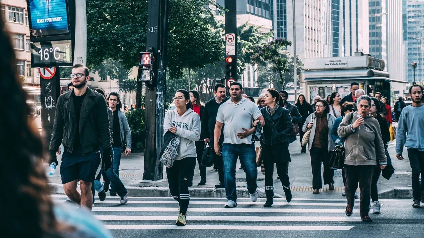 Personas cruzando una calle urbana