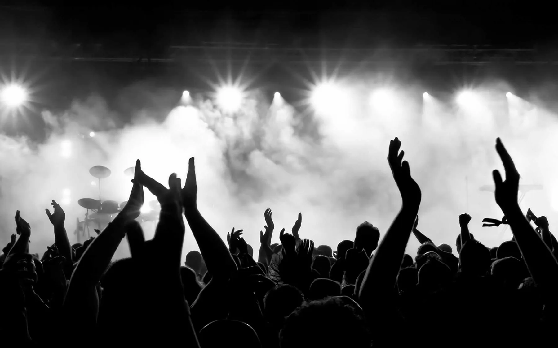 Público de un concierto bajo las luces del escenario