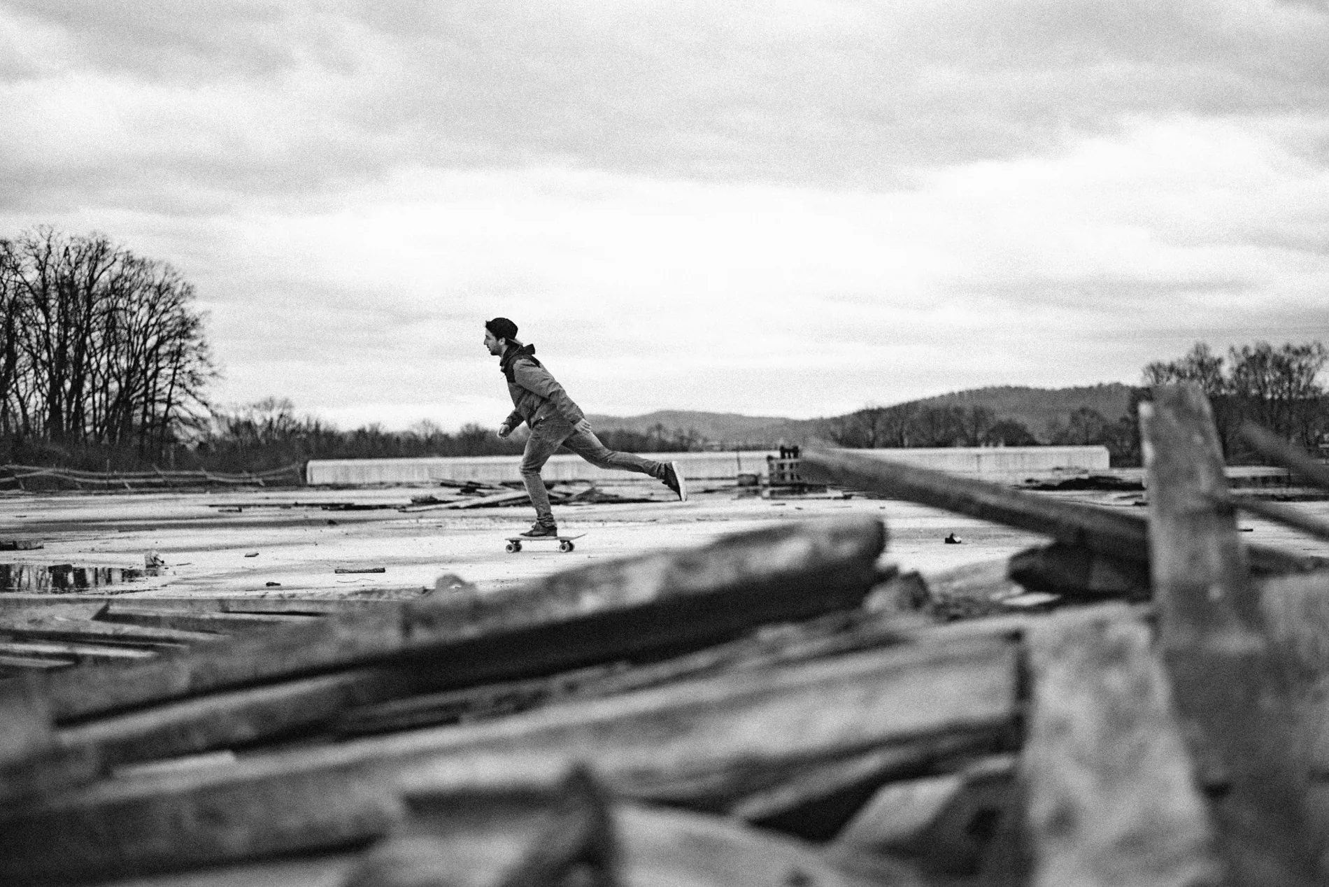 Skater cruzando un espacio abierto de concreto