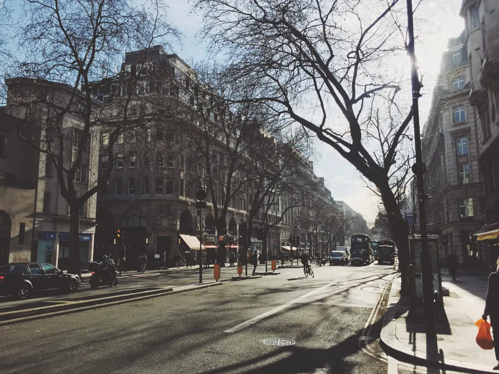 Calle tranquila de una ciudad al atardecer
