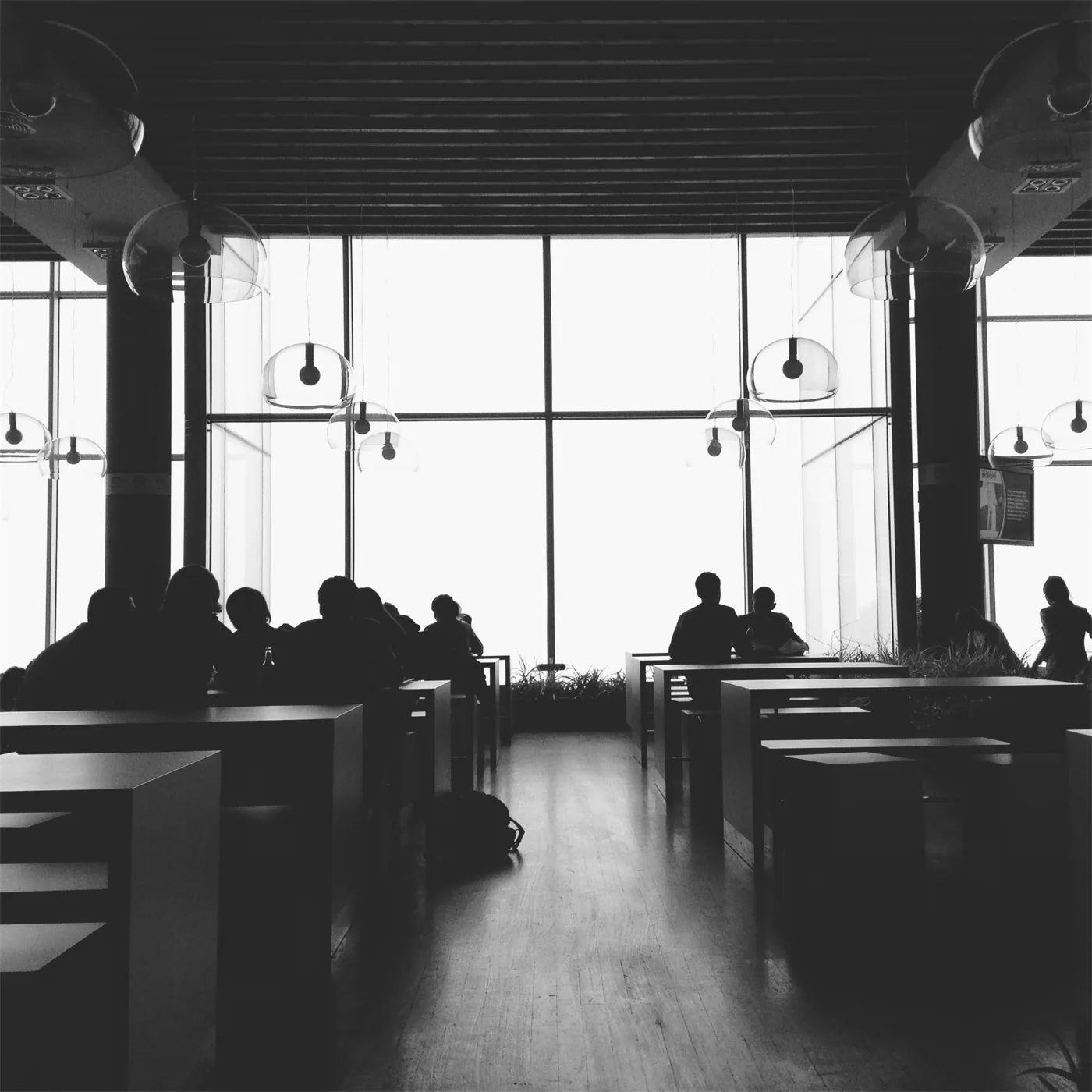 Personas compartiendo un espacio de trabajo en blanco y negro